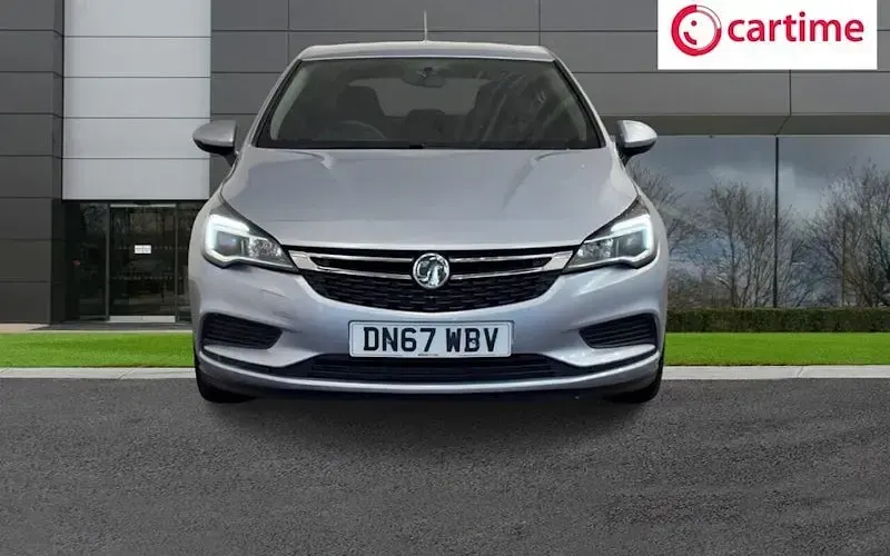 Used Vauxhall Astra Design Edition 101 HP (74 kW) 2017 Silver Hatchback