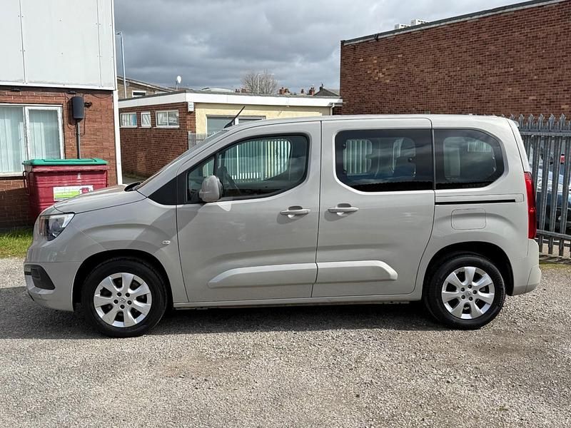 Begagnad Vauxhall Combo S 130 HK (95 kW) 2021 Grå Minibuss
