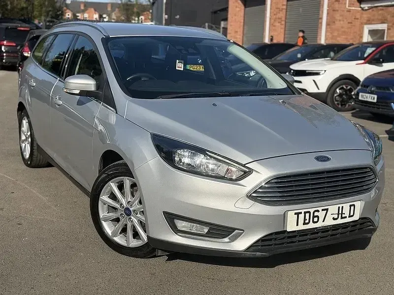 Usado Ford Focus Titanium 125 CV (91 kW) 2017 Plateado Familiar