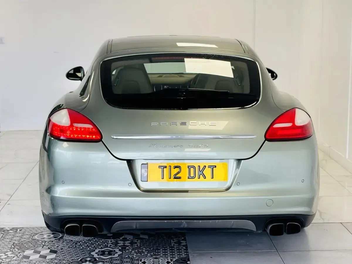 Usado Porsche Panamera 400 HP (294 kW) 2011 Verde Citadino
