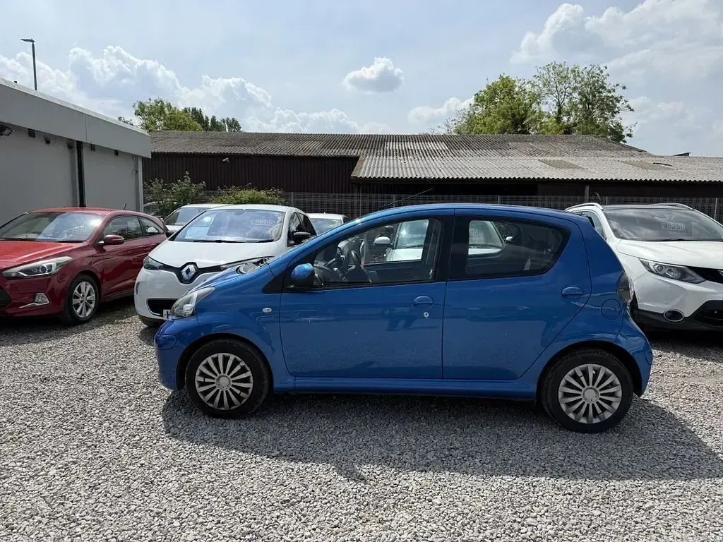 Usado Toyota Aygo 67 CV (49 kW) 2011 Azul Utilitario