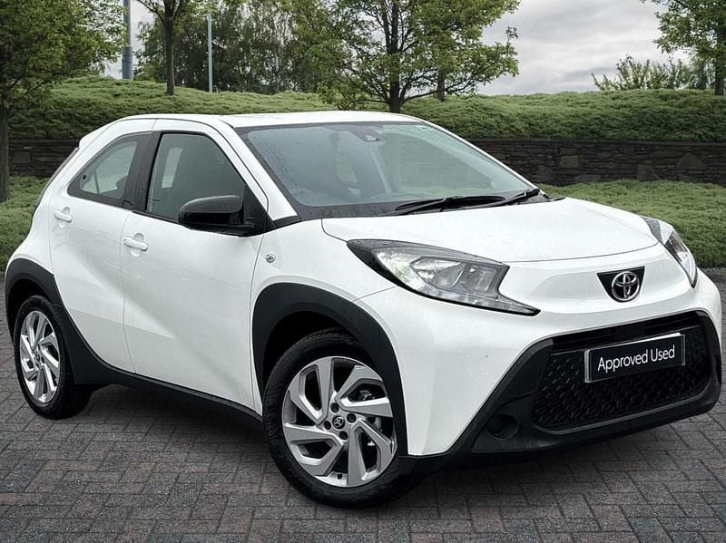 White New 2025 Toyota Aygo PURE Hatchback | £14,901 (A bit pricey) - Image 1/4