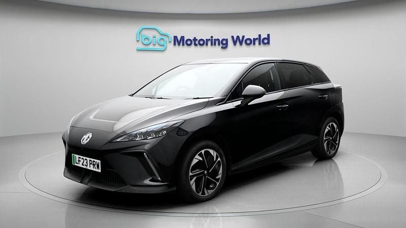 Begagnad MG MG4 EV Trophy 150 kW (204 HK) 2023 Svart Halvkombi