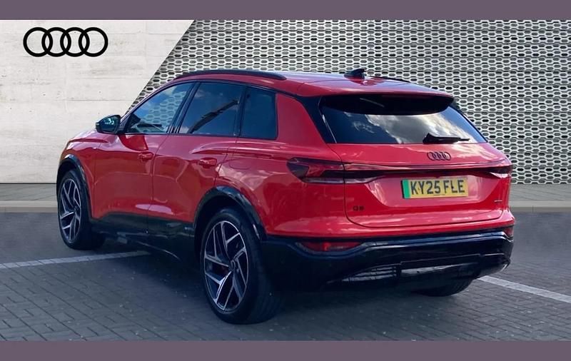 Begagnad Audi Q6 e-tron Advanced 285 kW (388 HK) 2025 Röd SUV