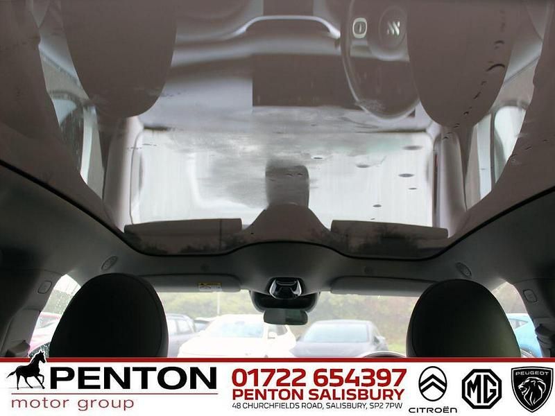 Used MG IM5 300 kW (408 HP) 2025 White Hatchback