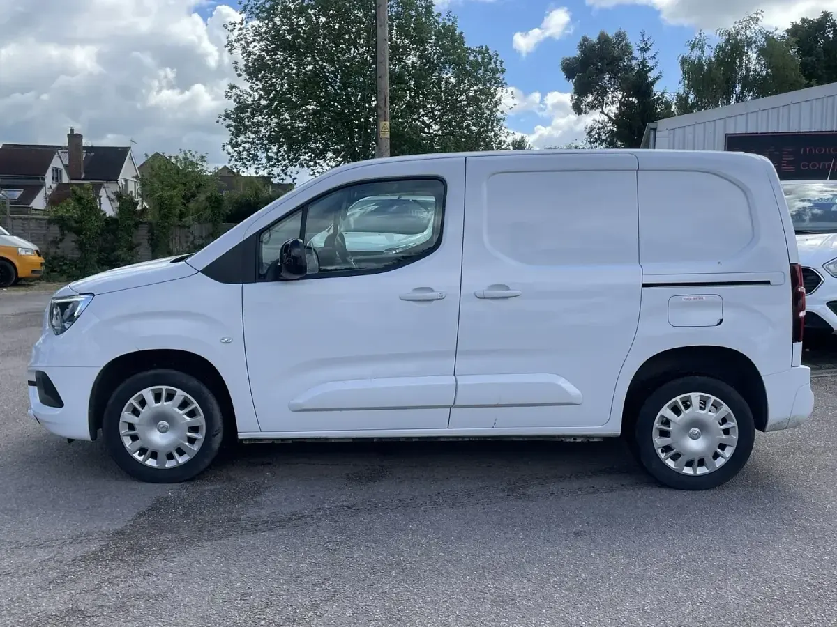 Used Vauxhall Combo 100 HP (73 kW) 2023 White MPV