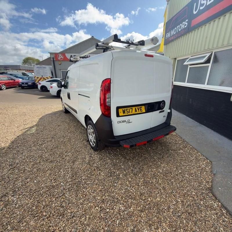 Used Fiat Doblò 105 HP (77 kW) 2017 White MPV