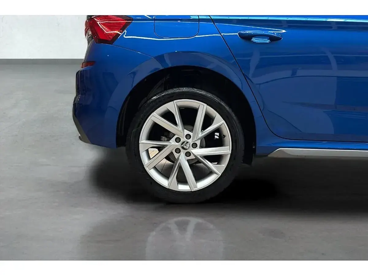 Used Skoda Kamiq SE L Executive 110 HP (80 kW) 2023 Race blue metallic SUV