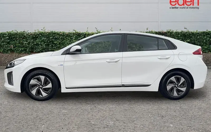 Used Hyundai Ioniq SE 141 HP (103 kW) 2018 White Hatchback