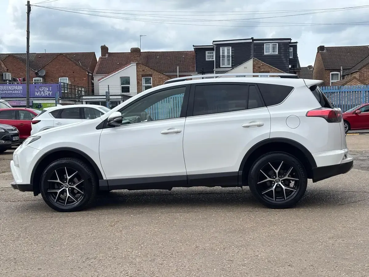 Used Toyota RAV4 143 HP (105 kW) 2017 White SUV