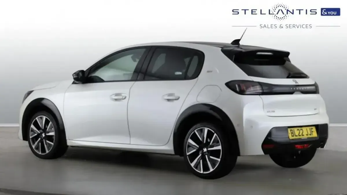 Used Peugeot 208 GT 99 HP (72 kW) 2022 White Hatchback