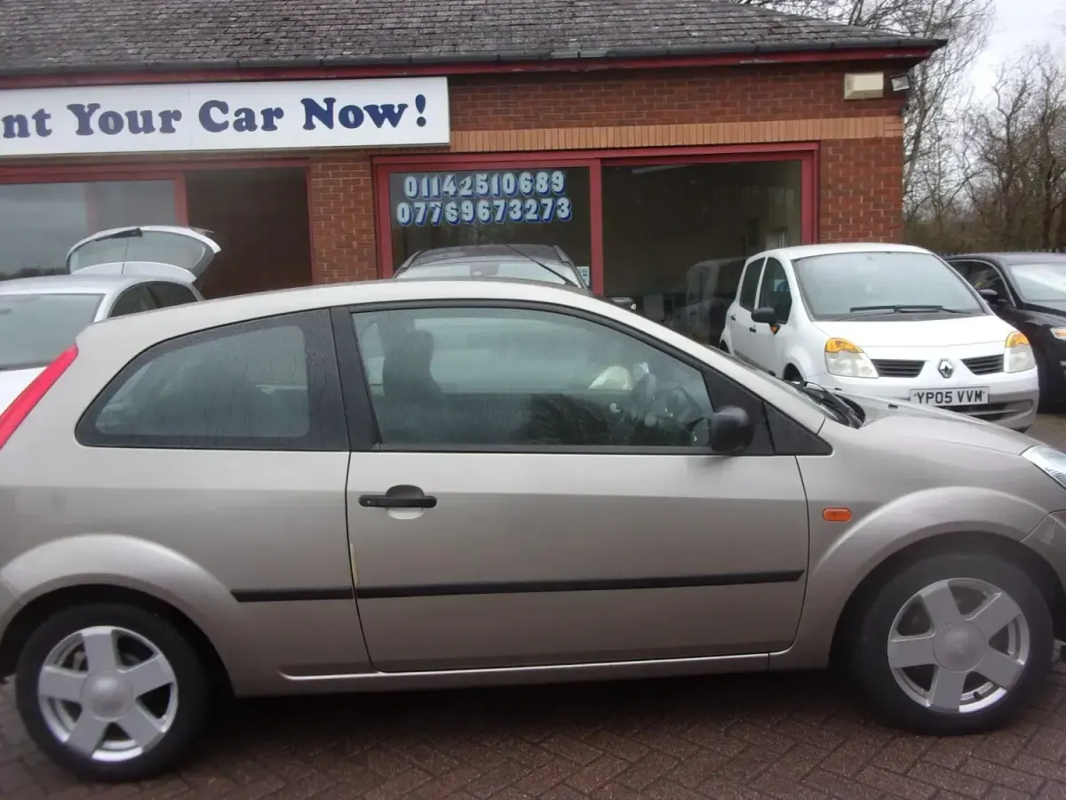 Usado Ford Fiesta Zetec 80 CV (58 kW) 2004 Plateado Utilitario
