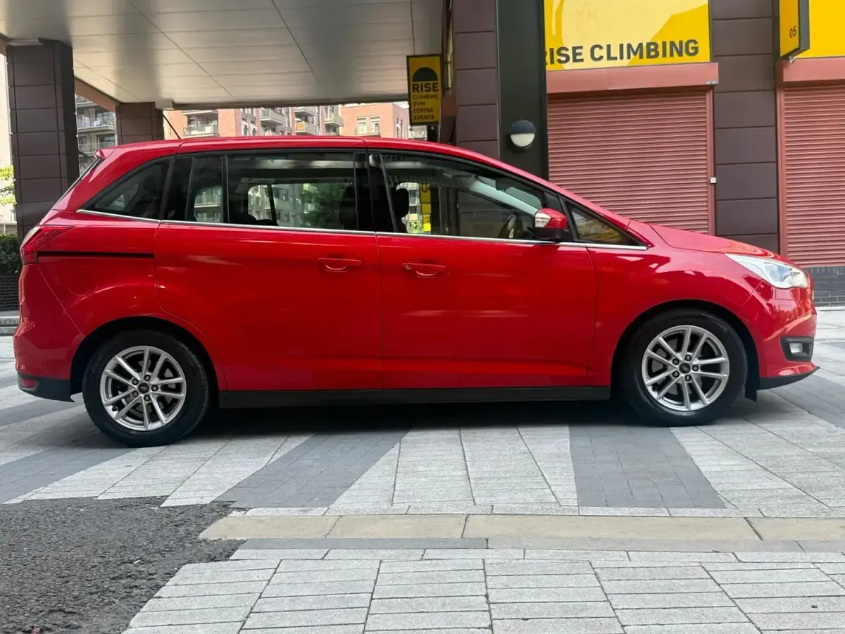 Used Ford Grand C-Max Zetec 125 HP (91 kW) 2017 Red MPV