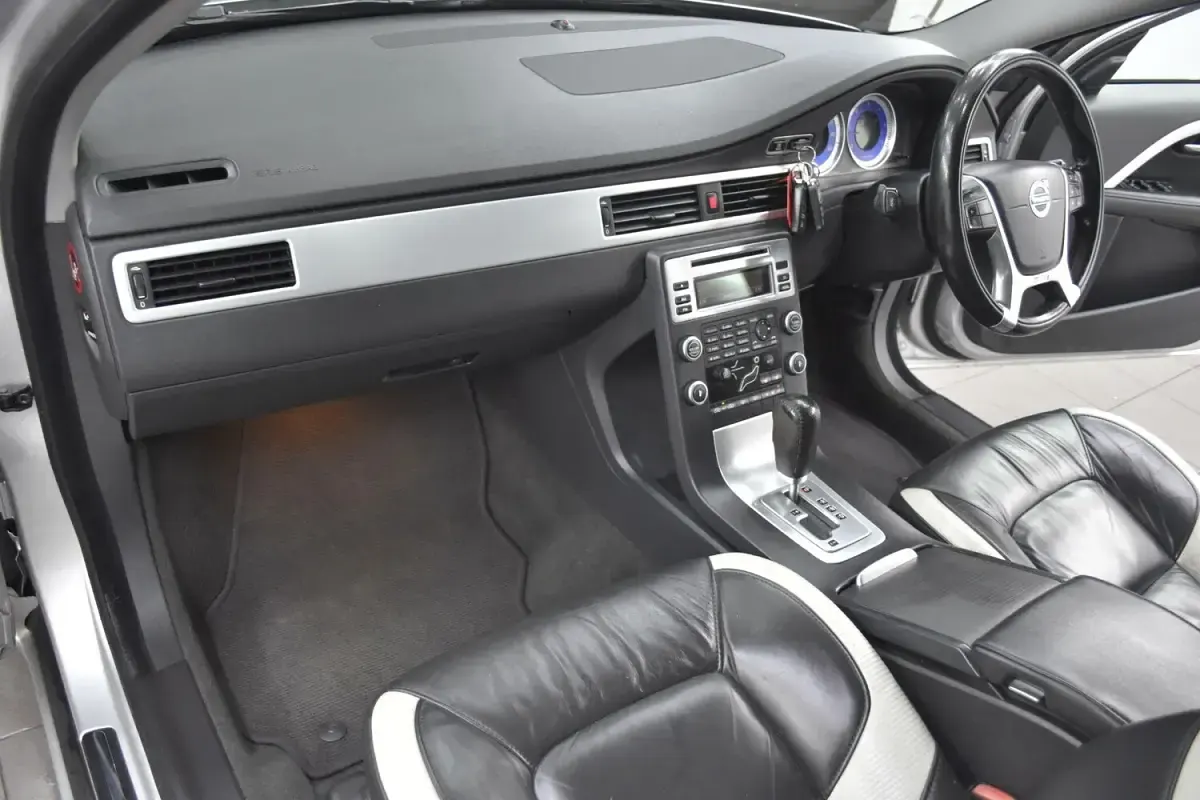 Used Volvo V70 R-Design 163 HP (119 kW) 2011 Silver Estate