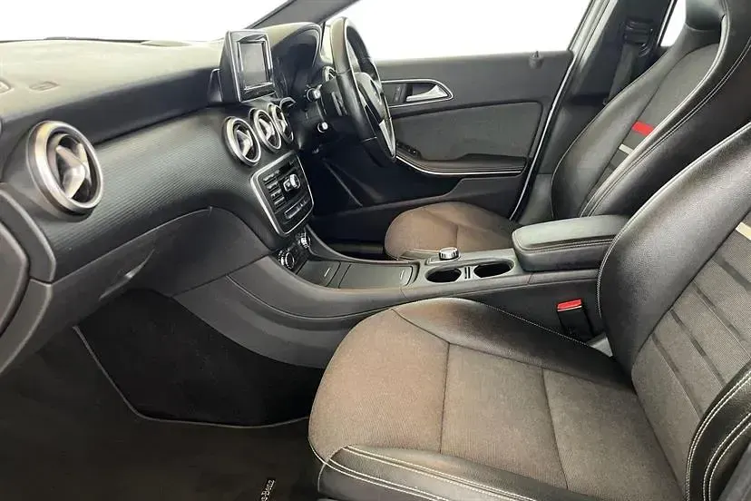 Używany Mercedes A180 SE 109 KM (80 kW) 2014 Srebrny Hatchback