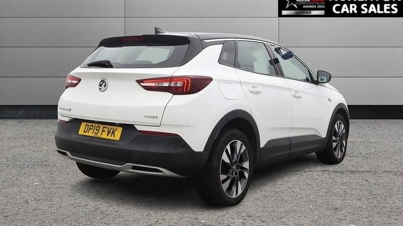 Used Vauxhall Grandland X Sport 130 HP (95 kW) 2019 White SUV
