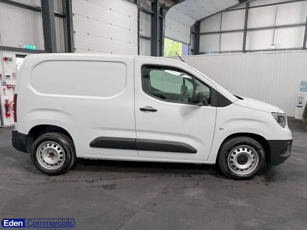 Begagnad Vauxhall Combo S 100 HK (73 kW) 2023 Vit Minibuss