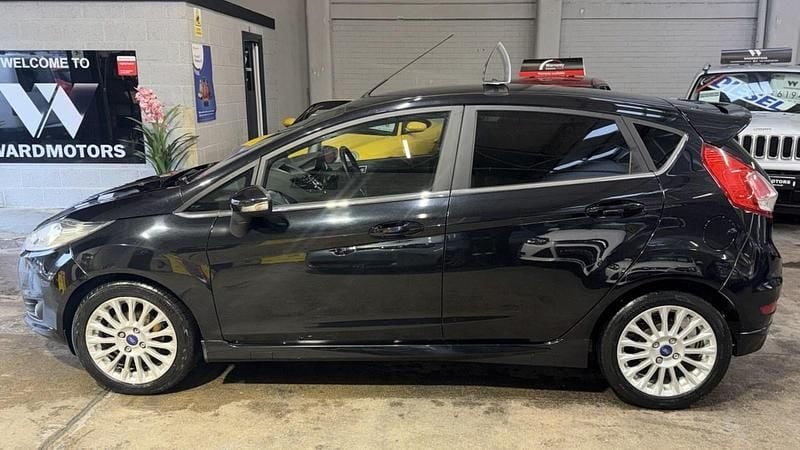Used Ford Fiesta Titanium 125 HP (91 kW) 2014 Black Hatchback