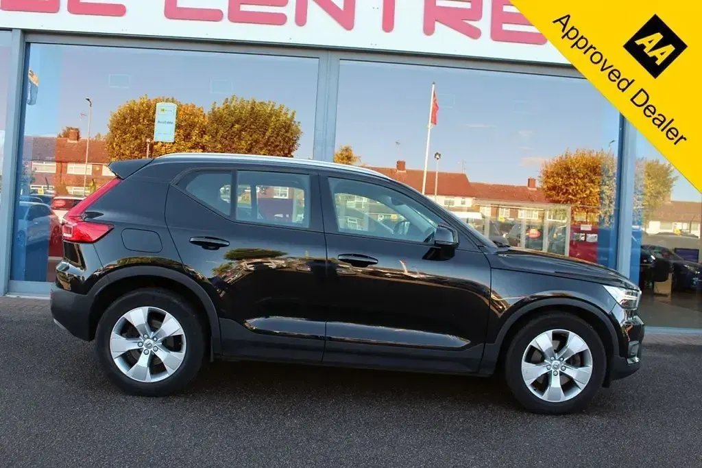 Used Volvo XC40 Momentum 190 HP (139 kW) 2020 Black SUV