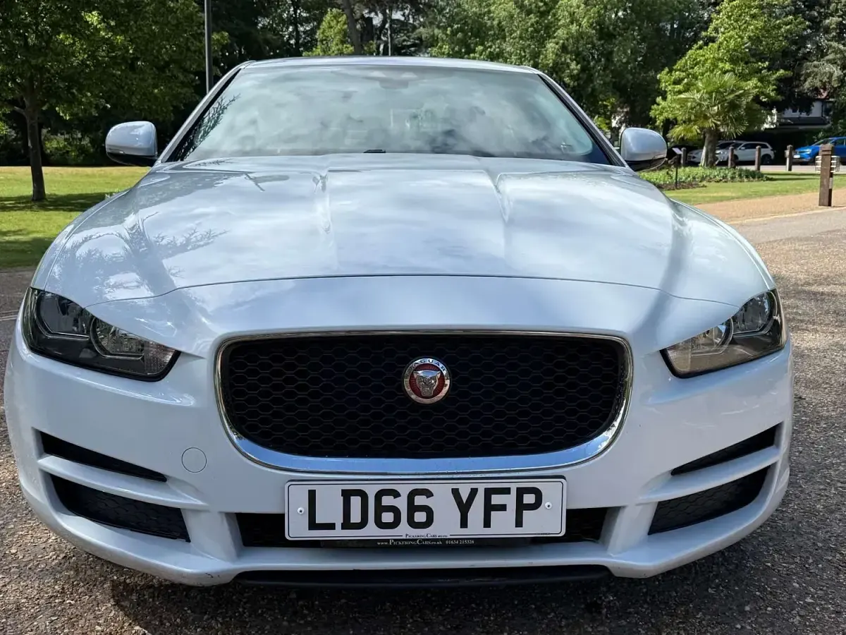 Used Jaguar XE Prestige 180 HP (132 kW) 2016 White Sedan