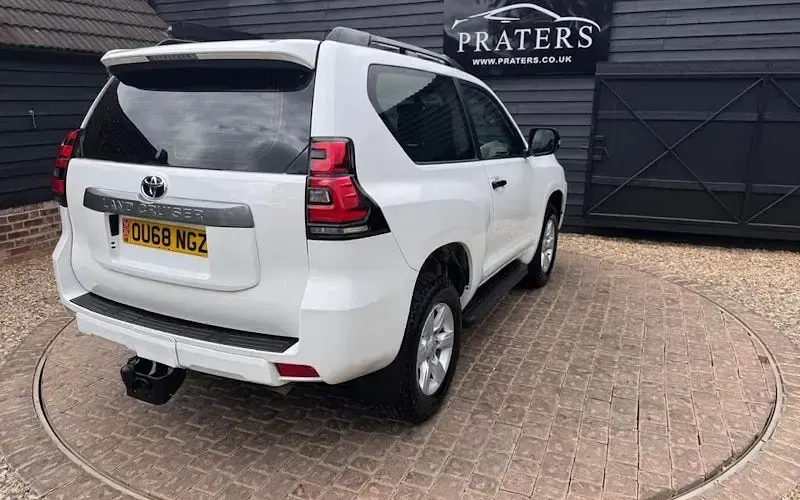 Used Toyota Land Cruiser 177 HP (130 kW) 2018 White Van