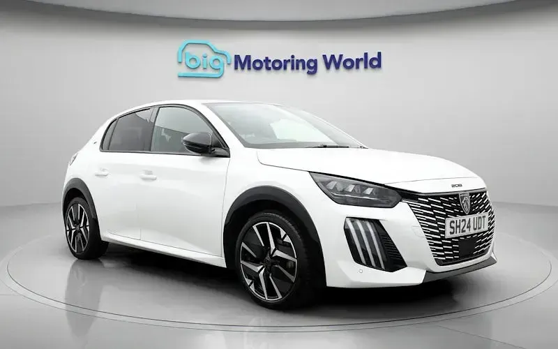 Used Peugeot 208 GT 102 HP (75 kW) 2024 White Hatchback