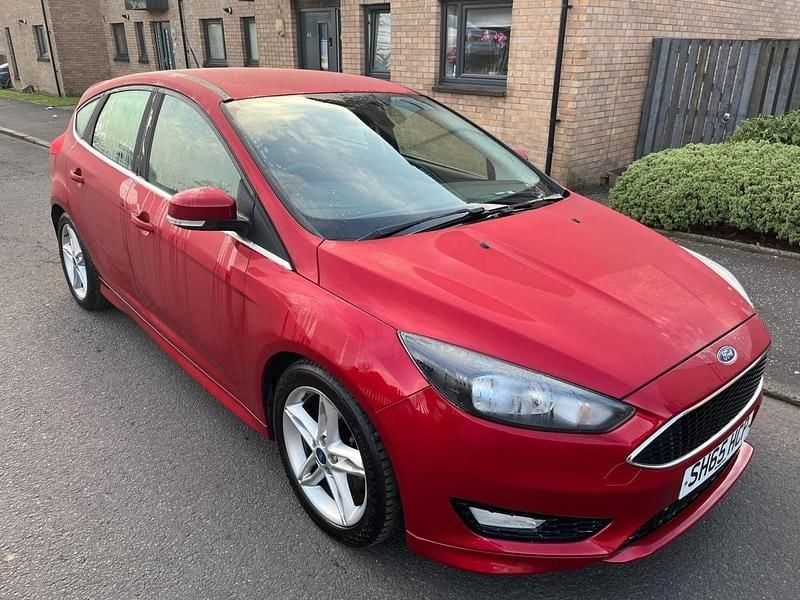 Used Ford Focus Zetec 125 HP (91 kW) 2015 Red Hatchback