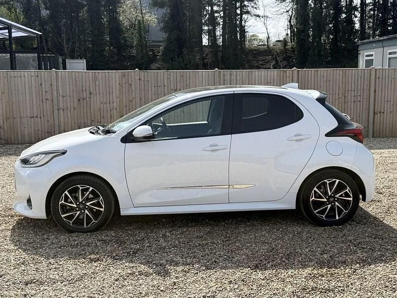 Used Toyota Yaris Hybrid Design 116 HP (85 kW) 2022 White Hatchback