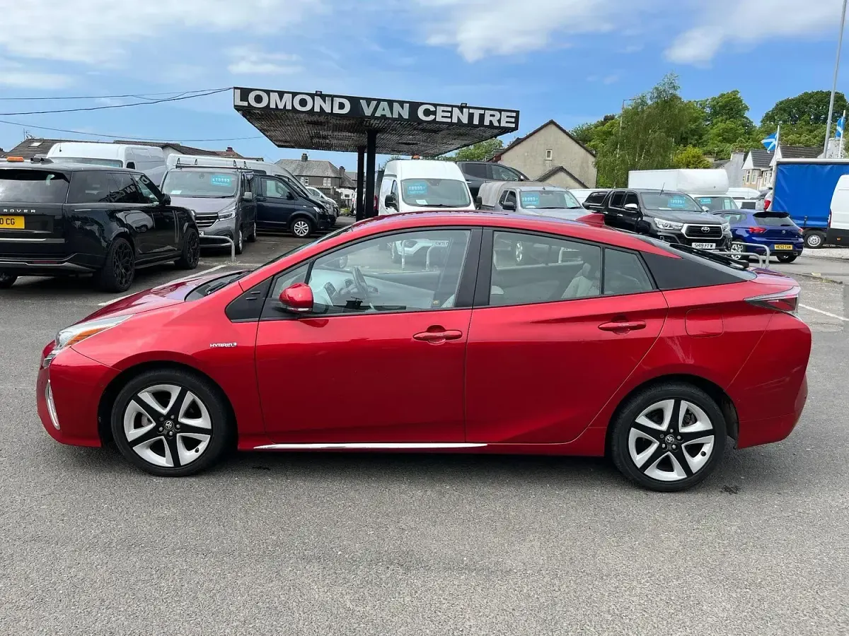 Used Toyota Prius 122 HP (89 kW) 2018 Red Hatchback