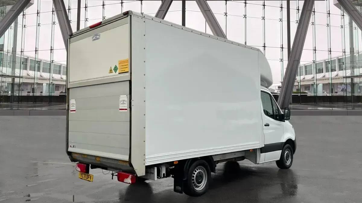Używany Mercedes Sprinter Progressive 140 KM (102 kW) 2021 Biały Van
