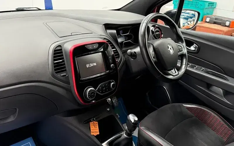 Used Renault Captur Version S 131 HP (96 kW) 2019 Red SUV