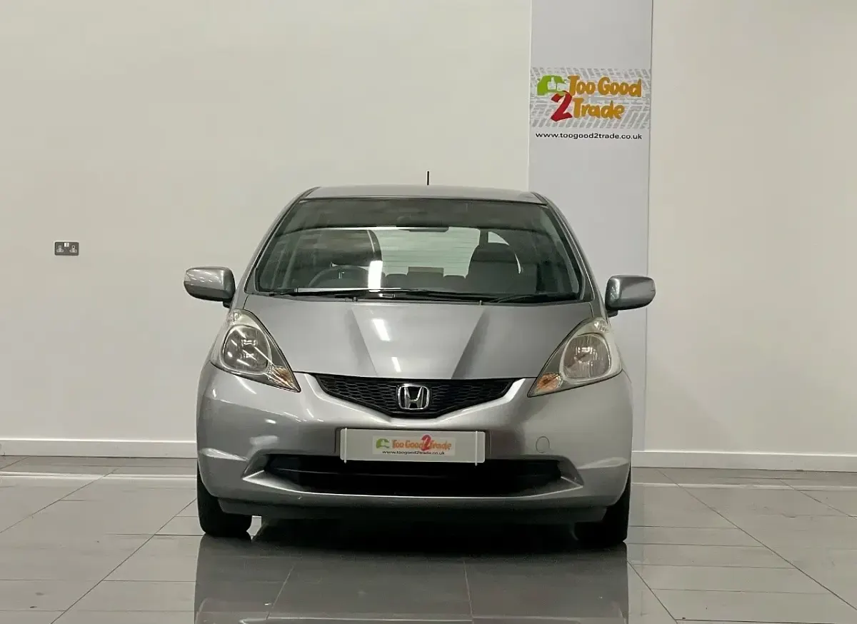 Used Honda Jazz ES 100 HP (73 kW) 2010 Silver Hatchback