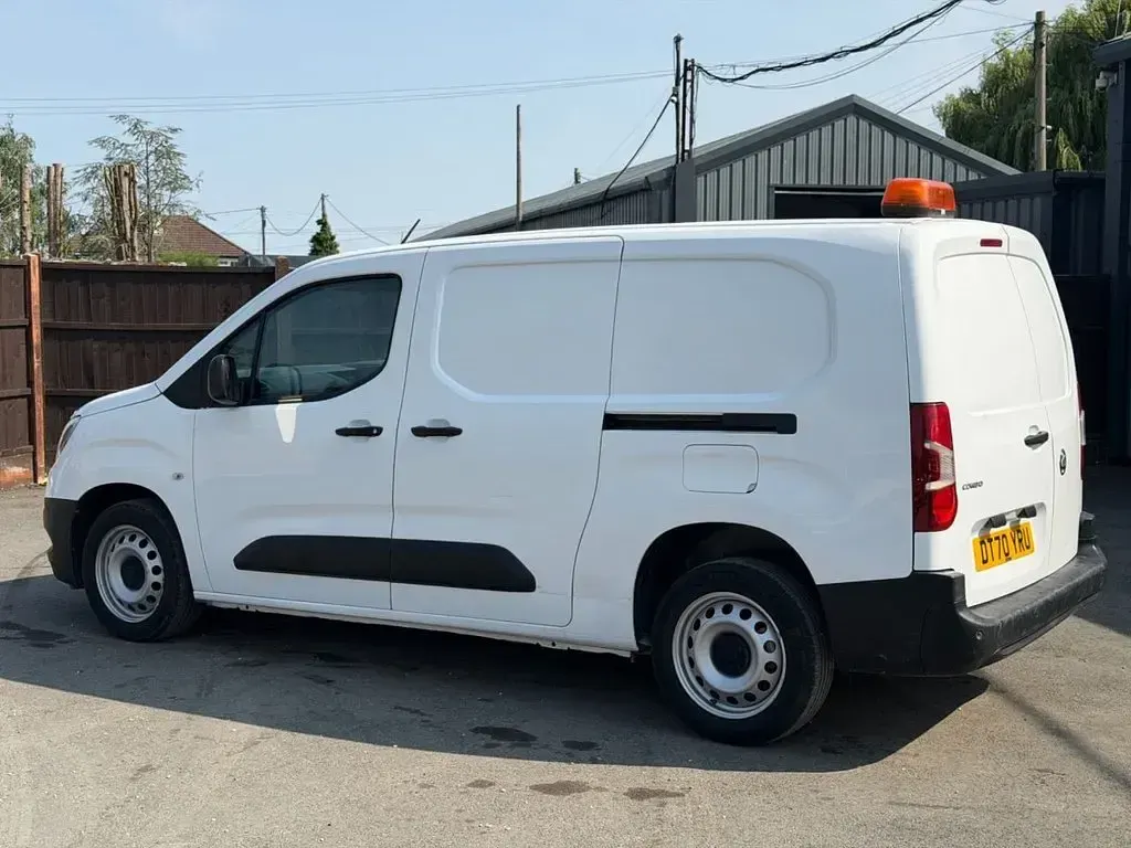 Used Vauxhall Combo 100 HP (73 kW) 2021 White MPV