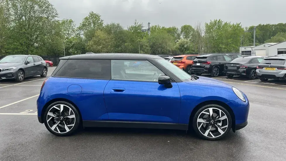 Used Mini Cooper SE Hatch 158 kW (215 HP) 2024 Blue Hatchback