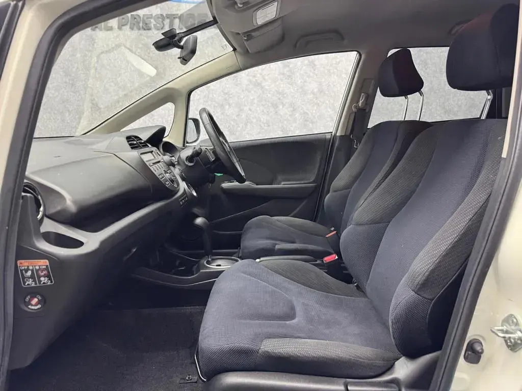 Used Honda Jazz Hybrid 102 HP (75 kW) 2013 White Hatchback