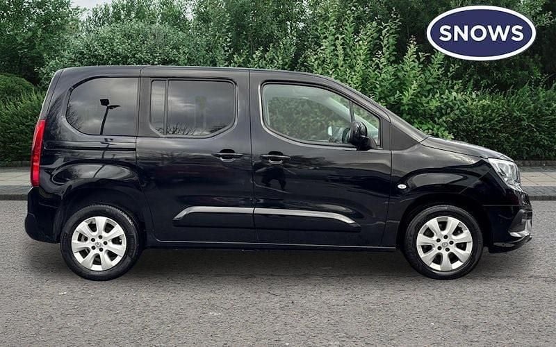 Used Vauxhall Combo 102 HP (75 kW) 2022 Estate