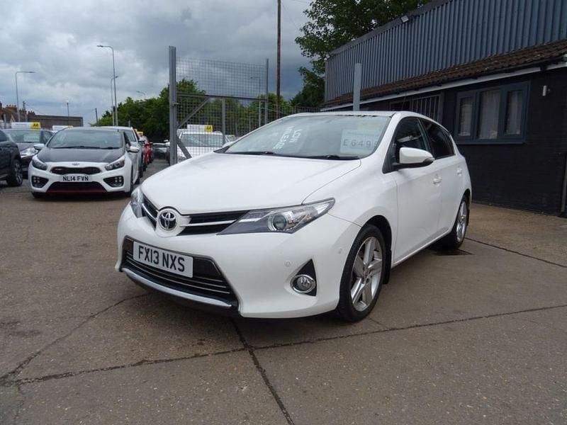 White Used 2013 Toyota Auris Hatchback | £5,995 (Fair price) - Image 1/4