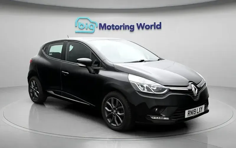 Używany Renault Clio IV Play 76 KM (55 kW) 2019 Czarny Hatchback