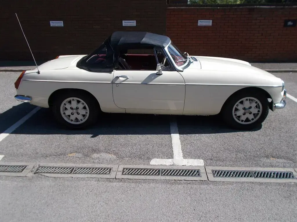 Used MG B 95 HP (69 kW) 1971 White Cabriolet