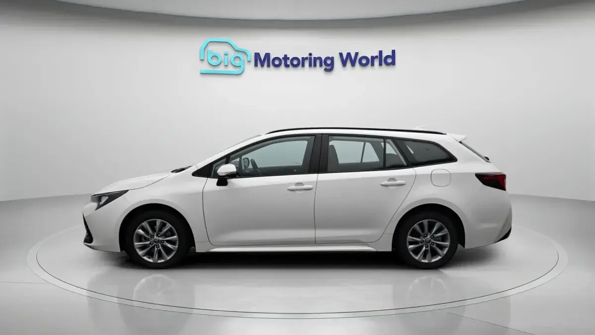 Used Toyota Corolla 140 HP (102 kW) 2023 White Estate