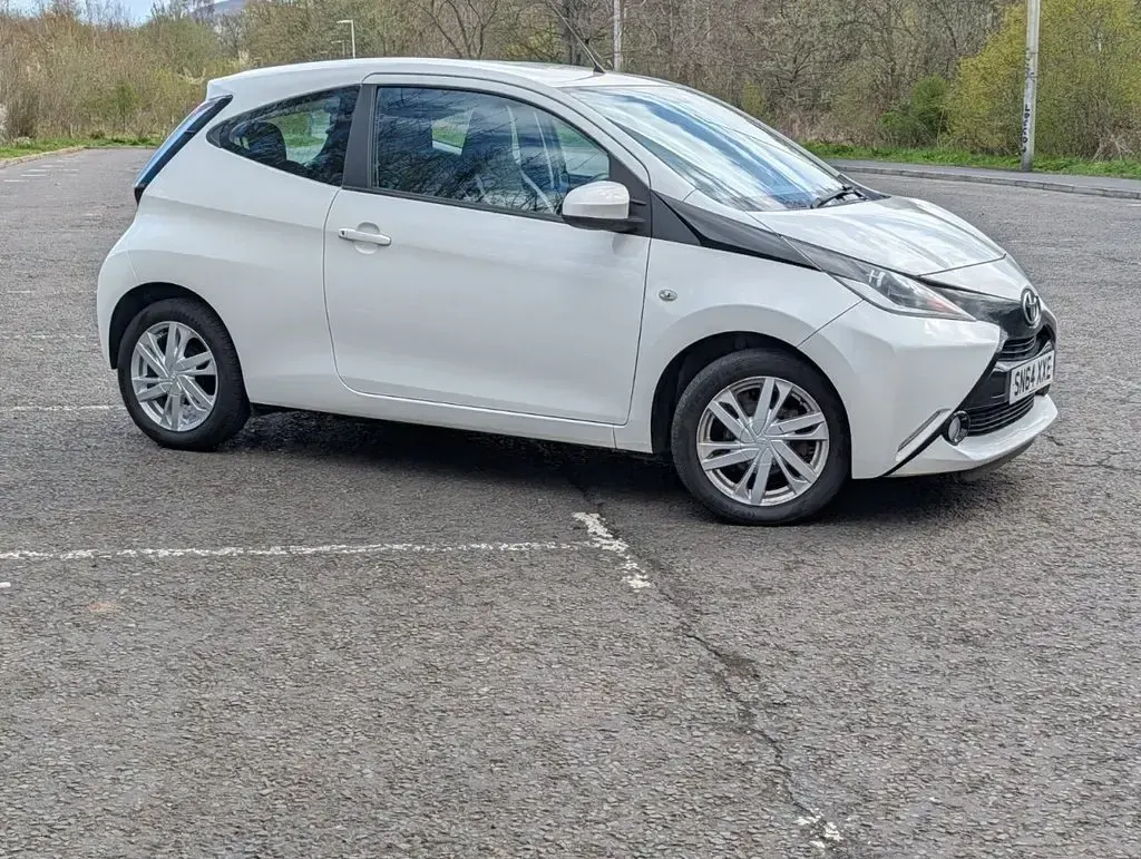 Used Toyota Aygo x-press 68 HP (50 kW) 2014 White Hatchback