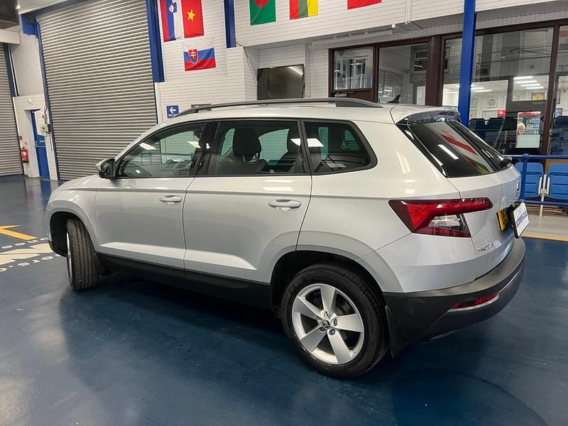Usado Skoda Karoq SE 115 CV (84 kW) 2019 Plateado SUV