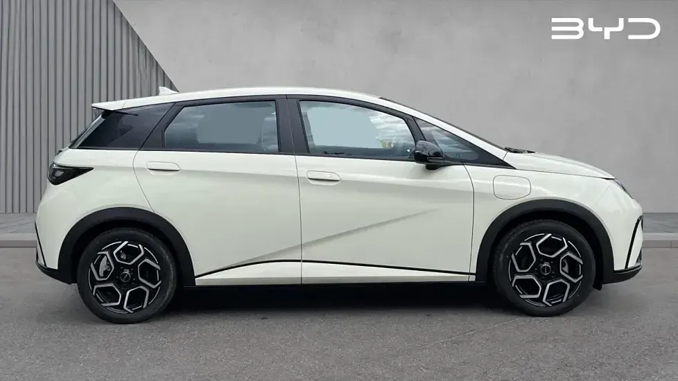 Nuevo BYD Dolphin Boost 129 kW (176 CV) 2026 Blanco Utilitario