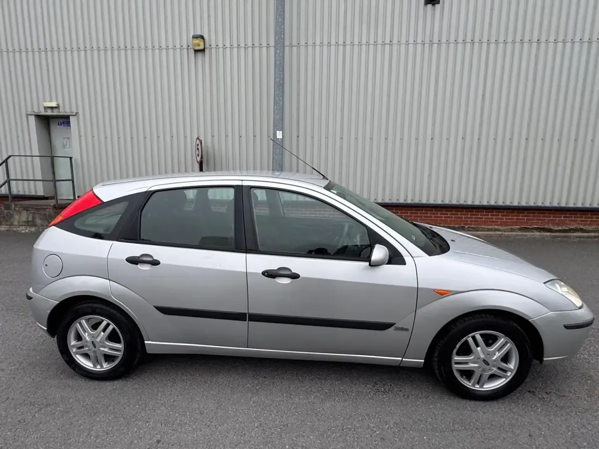 Używany Ford Focus Zetec 2004 Srebrny Hatchback
