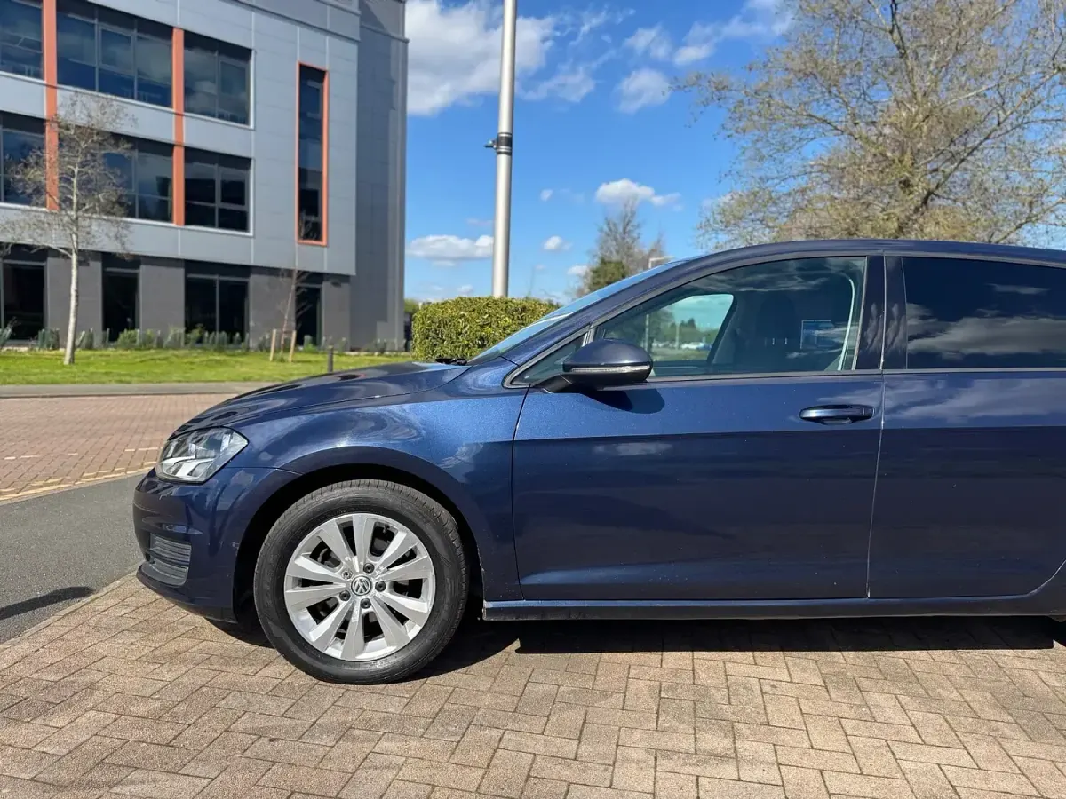 Used VW Golf VII SE 105 HP (77 kW) 2014 Blue Hatchback