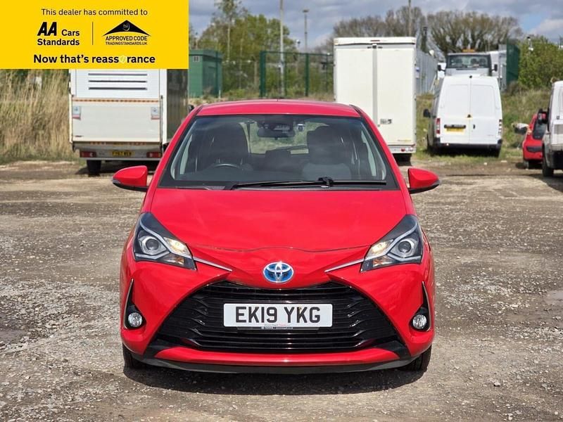 Used Toyota Yaris Hybrid 100 HP (73 kW) 2019 Red Hatchback