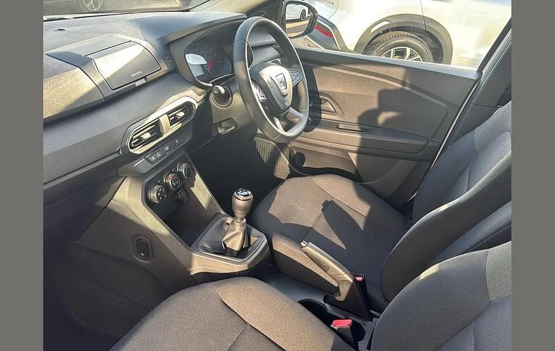 Used Dacia Sandero Essentiel 67 HP (49 kW) 2022 White Hatchback