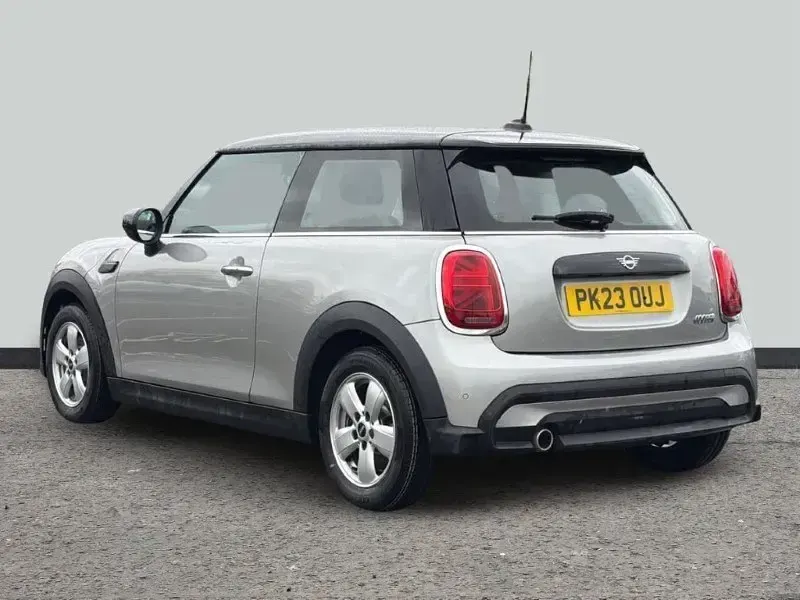 Usado Mini Cooper Classic 134 HP (98 kW) 2023 Prateado Citadino