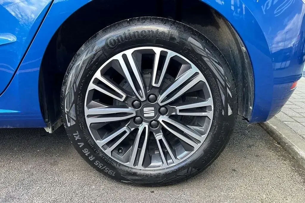 Usado Seat Ibiza SE Technology 95 CV (69 kW) 2024 Azul Utilitario