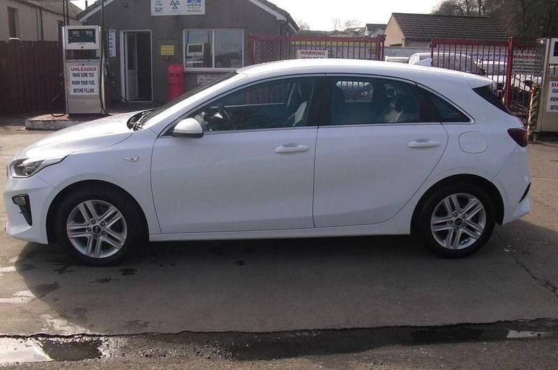 Used Kia Ceed 114 HP (83 kW) 2019 White Hatchback
